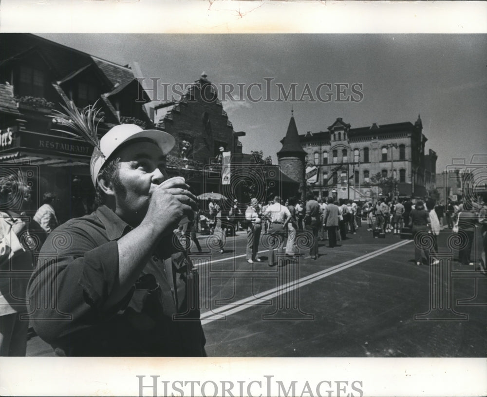 1976 Press Photo Robert Lenz in Center of North 3rd Street Milwaukee, Wisconsin