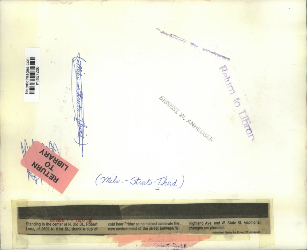 1976 Press Photo Robert Lenz in Center of North 3rd Street Milwaukee, Wisconsin