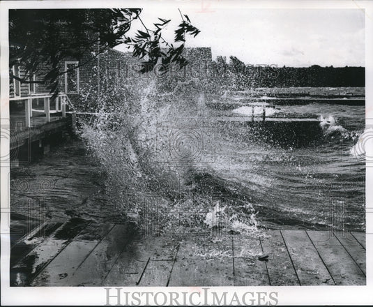 1964 Press Photo A Strong Wave on a Cottage Pier at La Point, Madeline Island- Historic Images