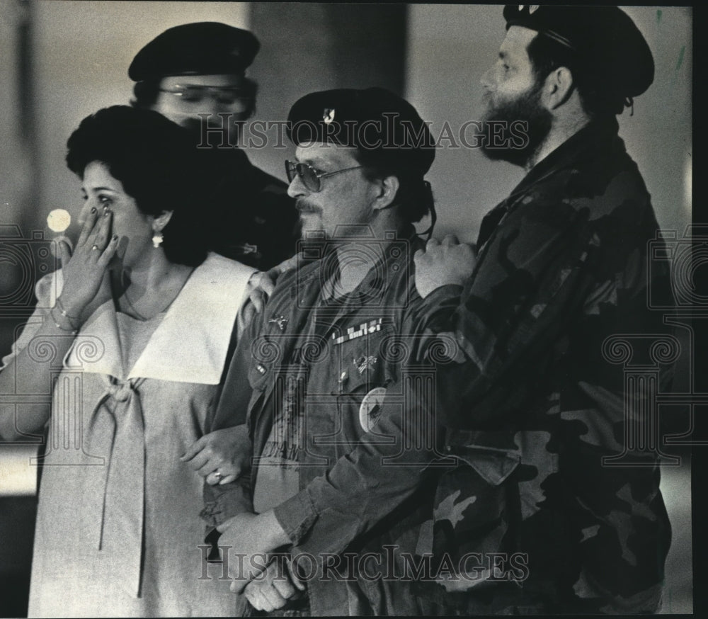 1985 Press Photo Christina and Gil la Gosh at War Memorial Center Service- Historic Images