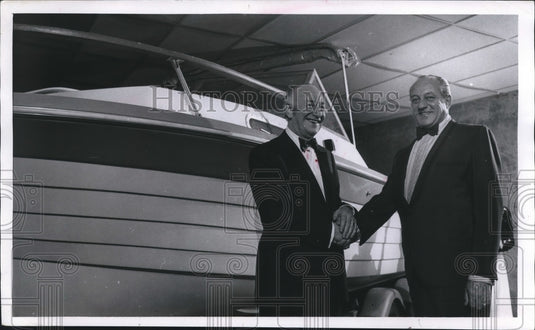 1969 Press Photo Ben Marcus and A.L. Minkin Shake Hands Near Boat, Milwaukee- Historic Images