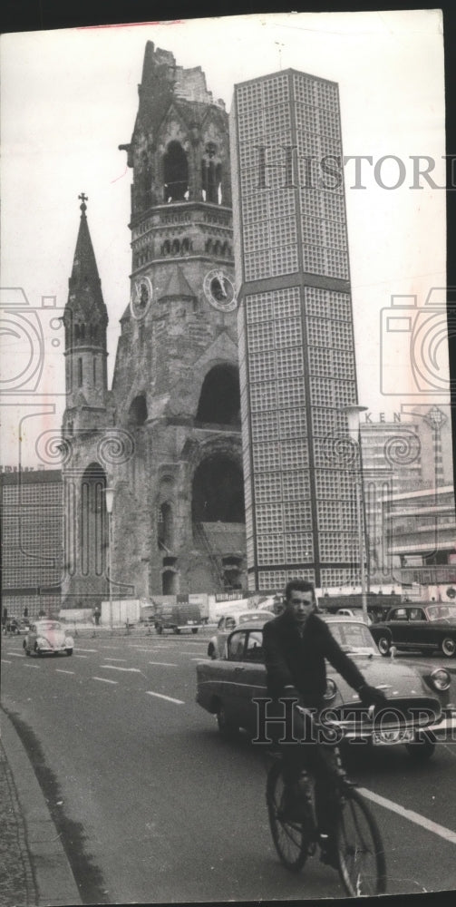 1932 Press Photo Kaiser Wilhelm Church and Memorial church in Berlin, Germany