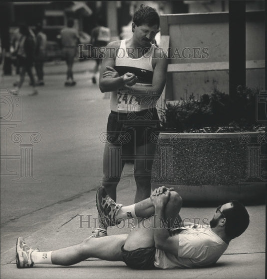 1989 Press Photo John Schell talks with Dave Hudec before the MACC run.- Historic Images