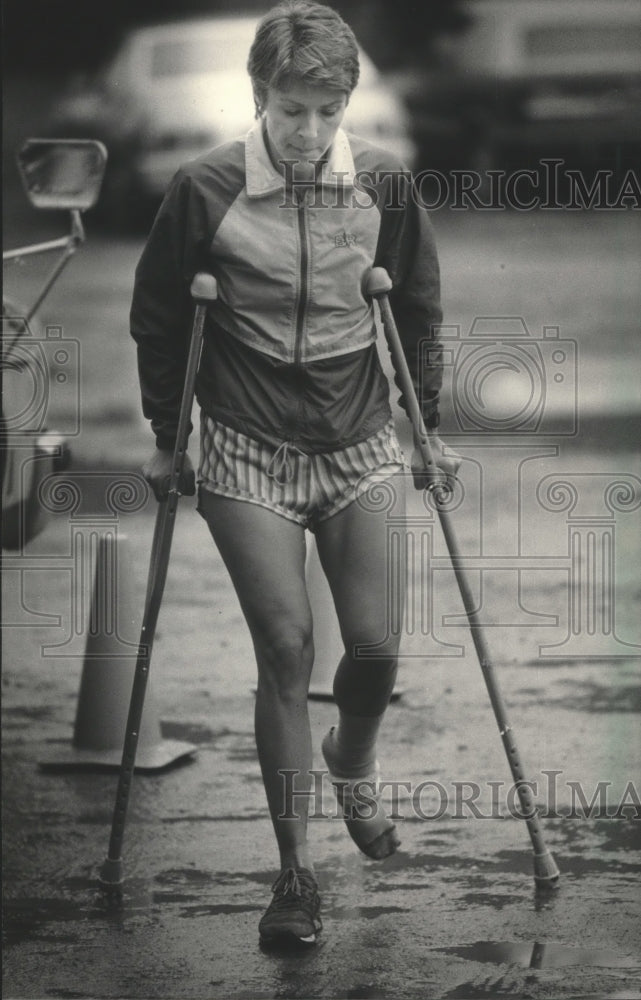 1986 Press Photo Janice O&#39;Grady on crutches after 17 miles, Ice Age Trail Run.- Historic Images