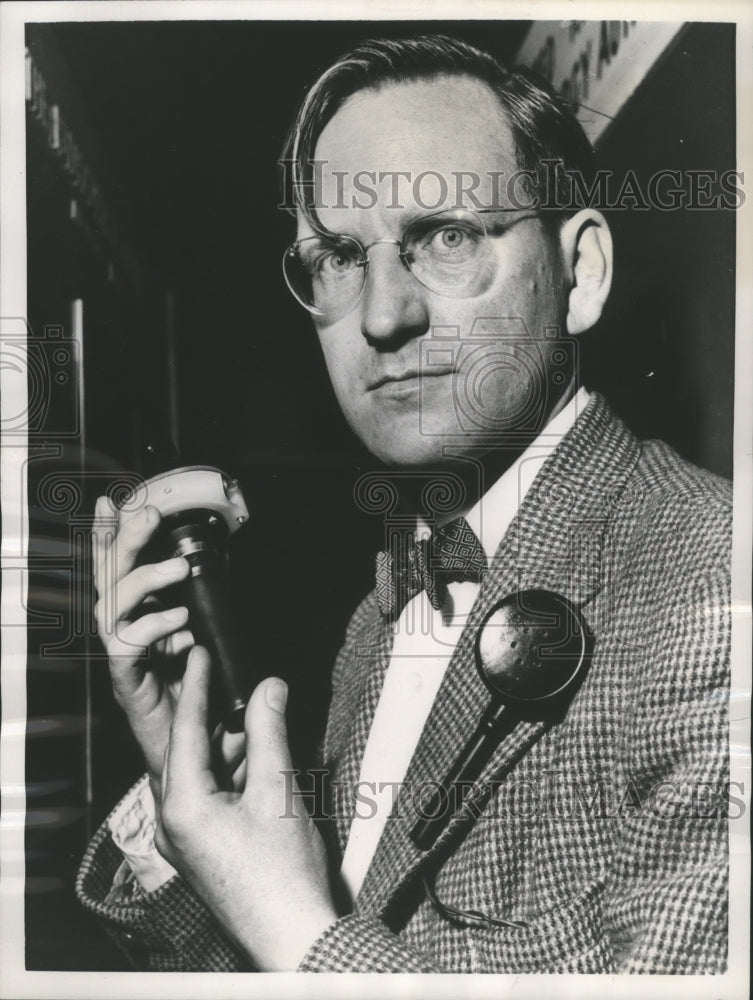 1956 Press Photo Inventor R.A. Gould wears a miniature  Geiger counter- Historic Images