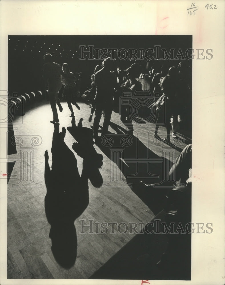 Load image into Gallery viewer, 1975 Press Photo Tennessee Travelers, silhouetted dancers at Grand Ole Opry.
