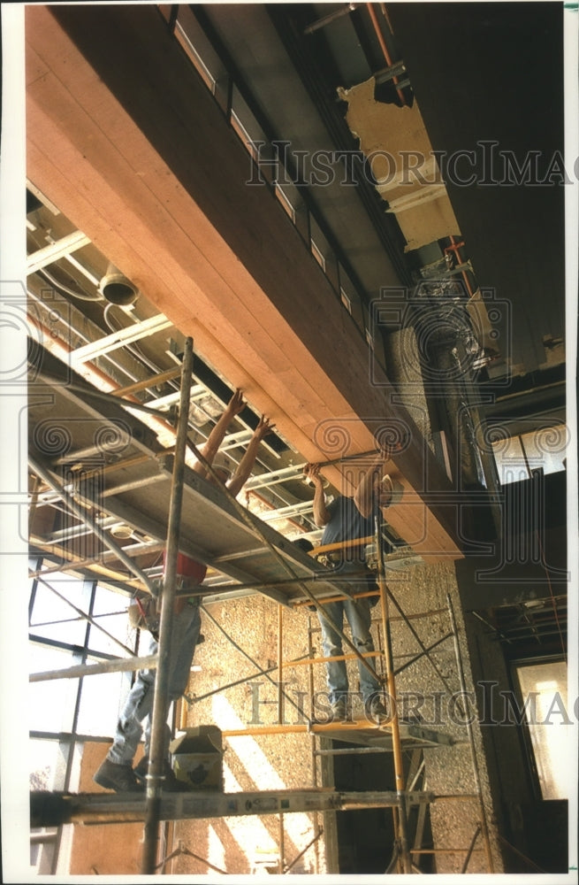1994 Press Photo Carpenters Work in Lobby of Grand Geneva Resort and Spa