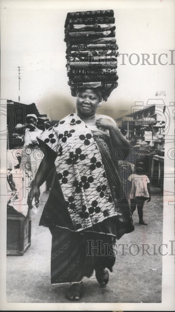 1960 Press Photo A Woman in Ghana Carries Cloth on her Head in a Market Place- Historic Images