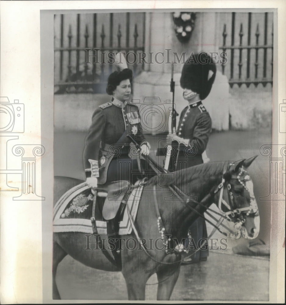 1960 Press Photo Queen Elizabeth at the Annual Trooping of the Colors - Historic Images