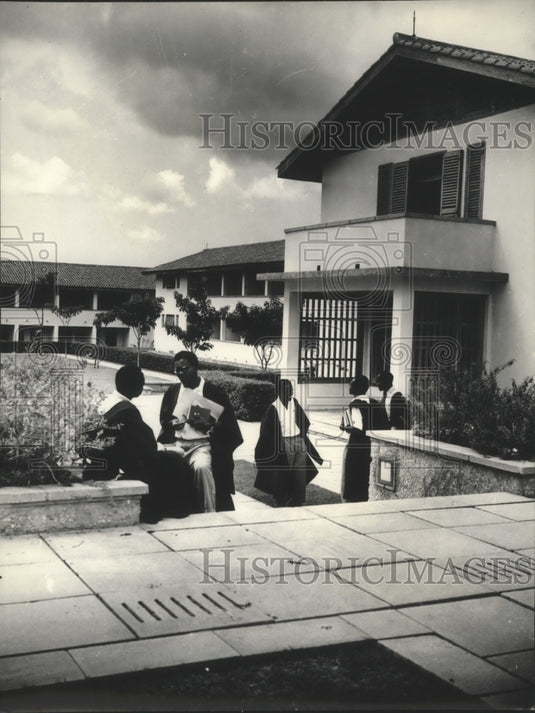 1956 Press Photo Undergraduates chatting after classes, Ghana - mjb27904- Historic Images