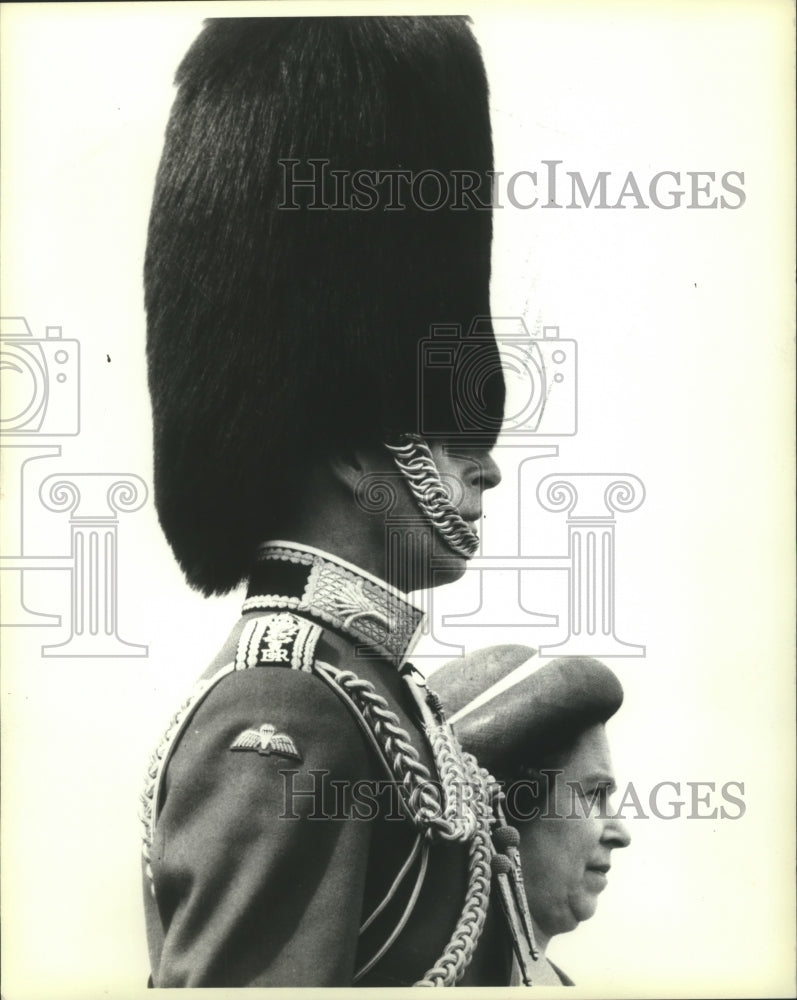 1981 Press Photo Queen Elizabeth and Prince Charles in uniform, London.- Historic Images