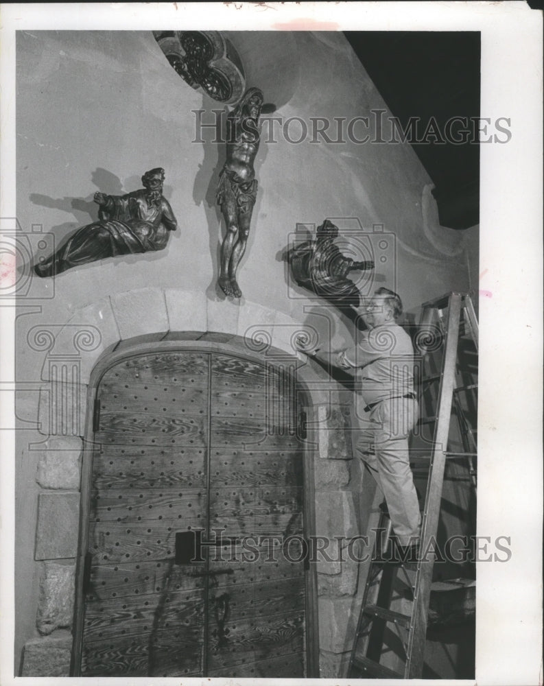 1967 Press Photo George E. Herr, a carpenter installed wood carvings, Marquette.- Historic Images