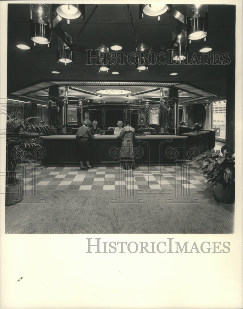 1986 Press Photo Lobby at Milwaukee Journal, remodeled and opened, Wisconsin. - Historic Images