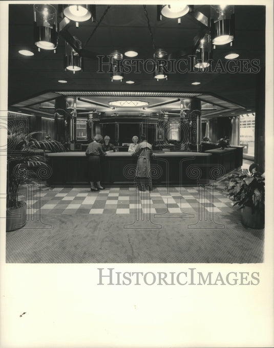 1986 Press Photo Lobby at Milwaukee Journal, remodeled and opened, Wisconsin. - Historic Images