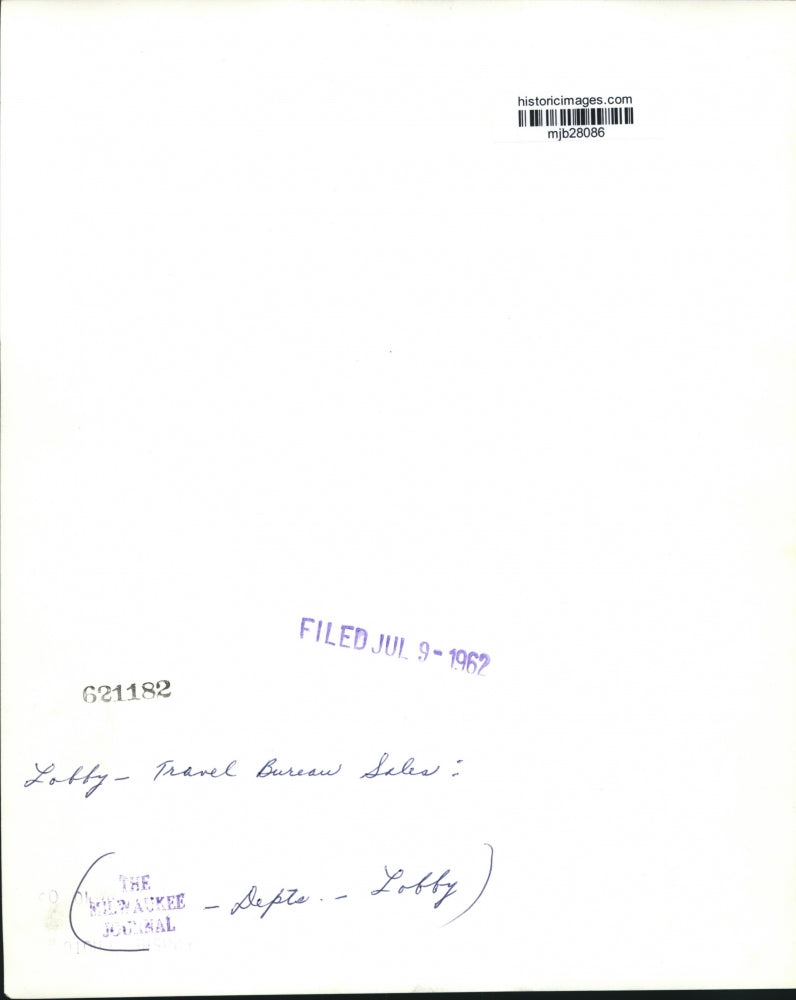 1962 Press Photo The Milwaukee Journal, lobby at the travel bureau, Wisconsin.