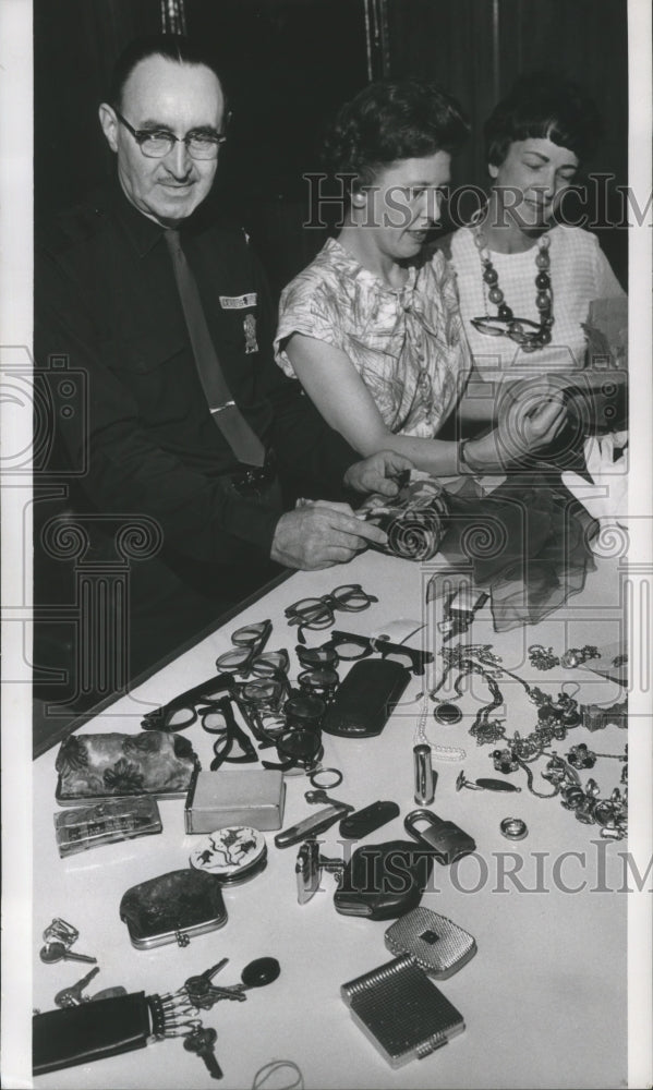 1966 Press Photo Charles Ehrhardt, Jane Heyer, Audrey Schumacher with "Loot"