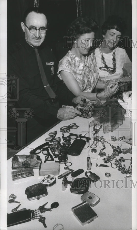 1966 Press Photo Charles Ehrhardt, Jane Heyer, Audrey Schumacher with "Loot"