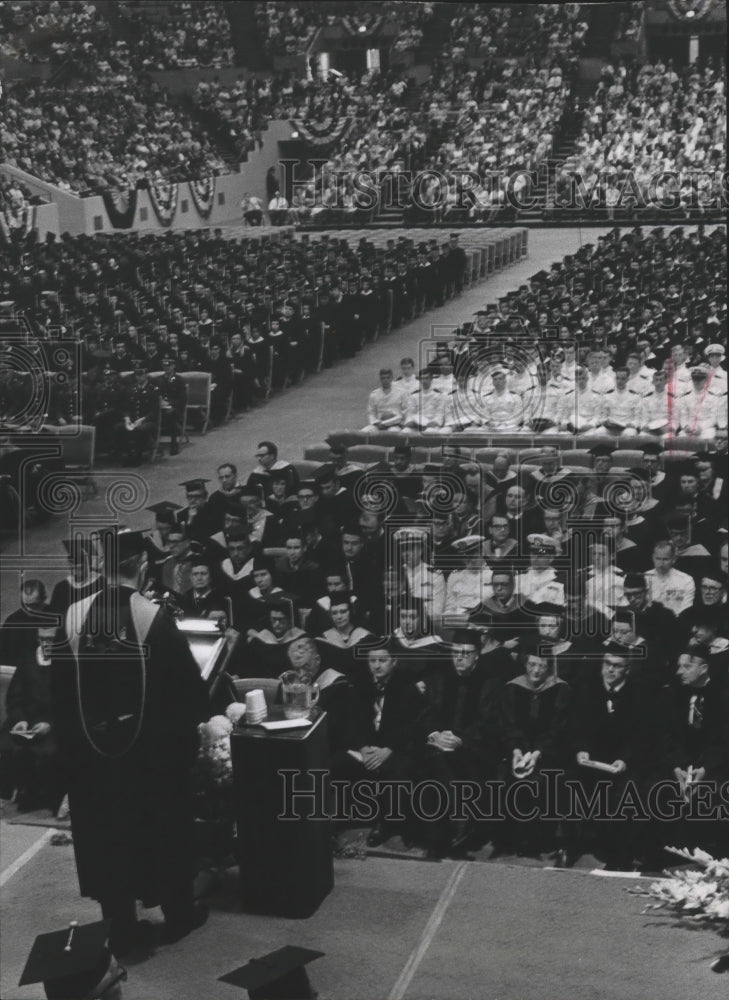 1970 Press Photo Marquette President, Father John P. Raynor, Addresses Graduates- Historic Images