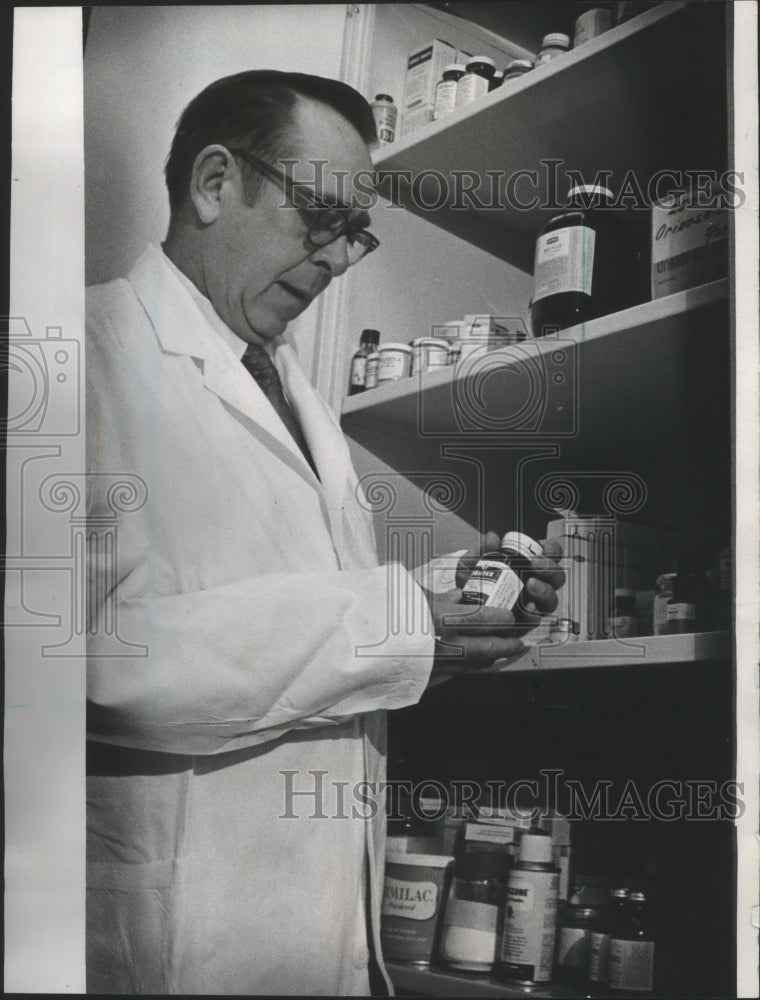 1970 Press Photo Doctor Gordon J. Marold, Milwaukee County Zoo Veterinarian
