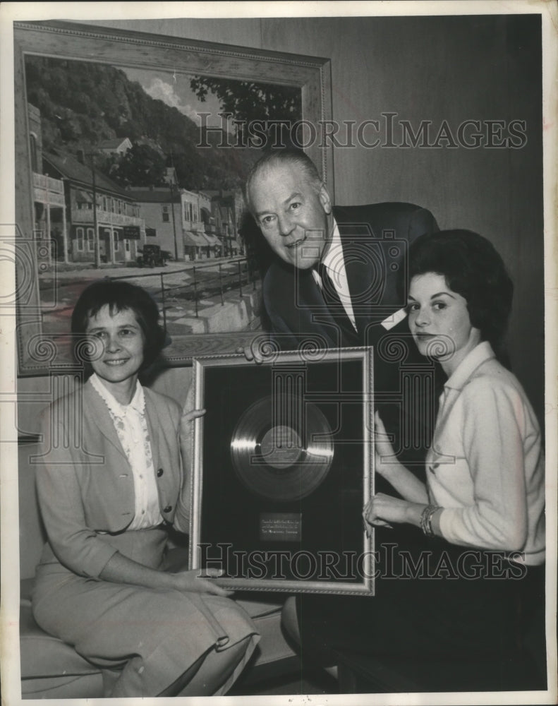 1967 Press Photo Priscilla Endreson and Carol Hanley Receive Golden Record- Historic Images