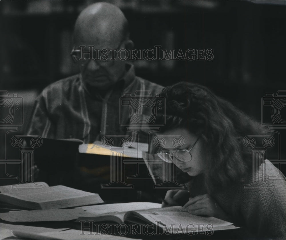 1993 Press Photo Sara Hauser and grandfather, in the library, Wisconsin. - Historic Images