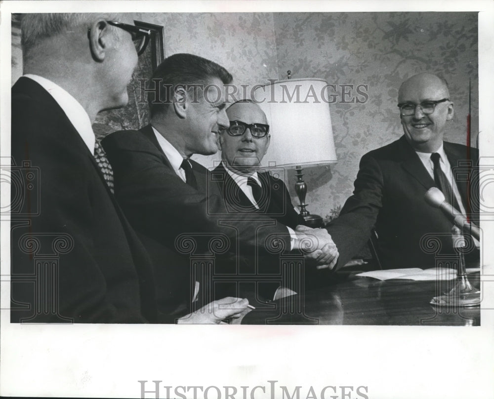 1969 Press Photo Elroy Hirsch Welcomed by University of Wisconsin Faculty- Historic Images