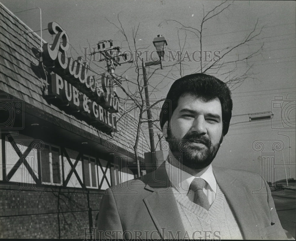 1981 Press Photo Louie Marks Owner of Butler Inn Pub and Grille - mjb28393