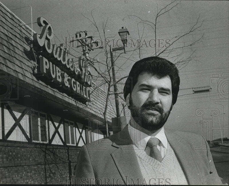 Load image into Gallery viewer, 1981 Press Photo Louie Marks Owner of Butler Inn Pub and Grille - mjb28393
