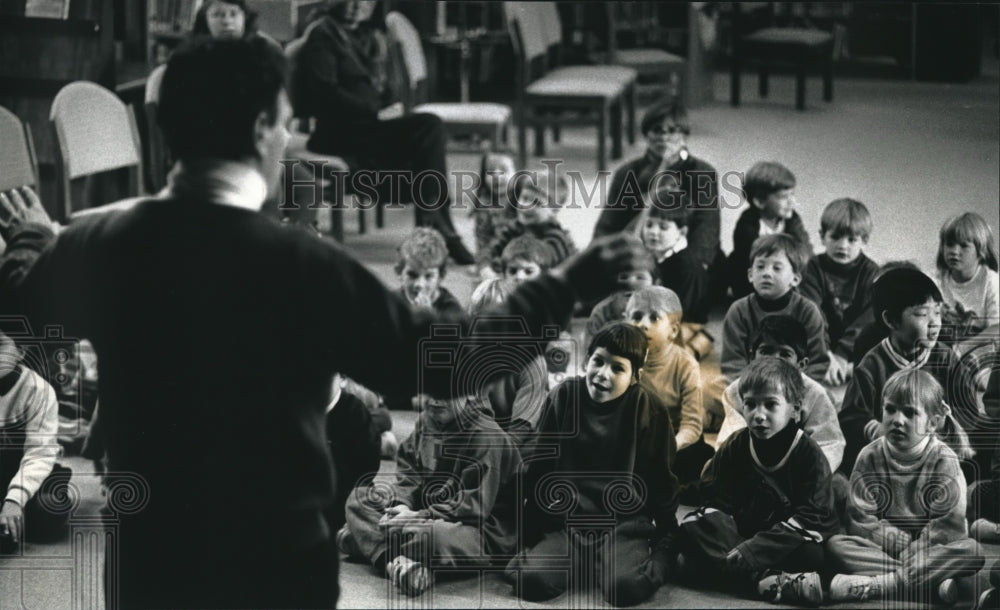 1993 Press Photo Neal Gittleman waves music baton for kindergartners in Milwauke- Historic Images