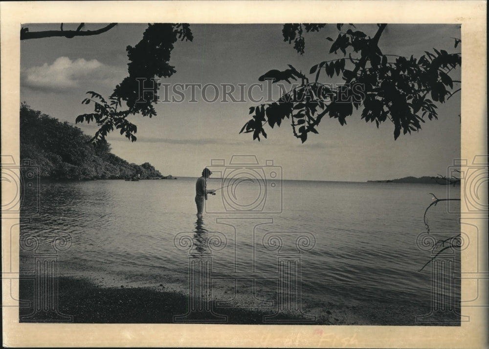 1984 Press Photo Journal Photographer, Sherman Gessert, Fishing in Panama- Historic Images