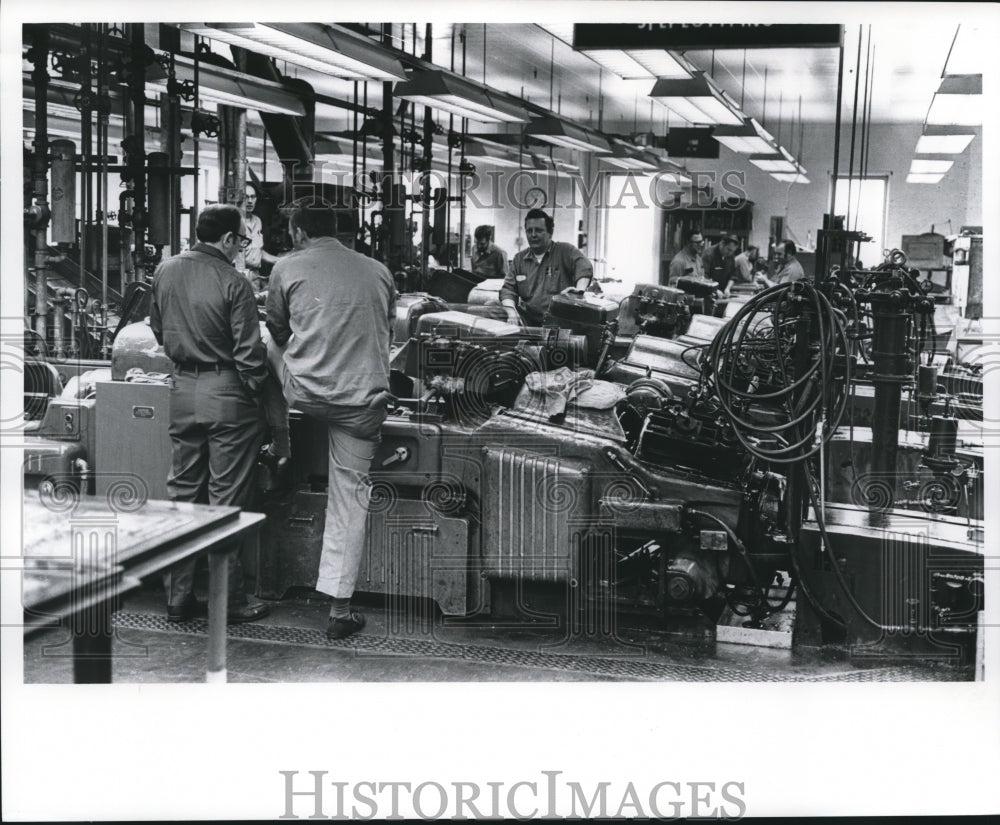 1972 Press Photo Workers in The Milwaukee Journal Stereotype Department- Historic Images