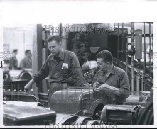1966 Press Photo Stereotypers Ed Zarwell and Earl Jackson At Milwaukee Journal- Historic Images