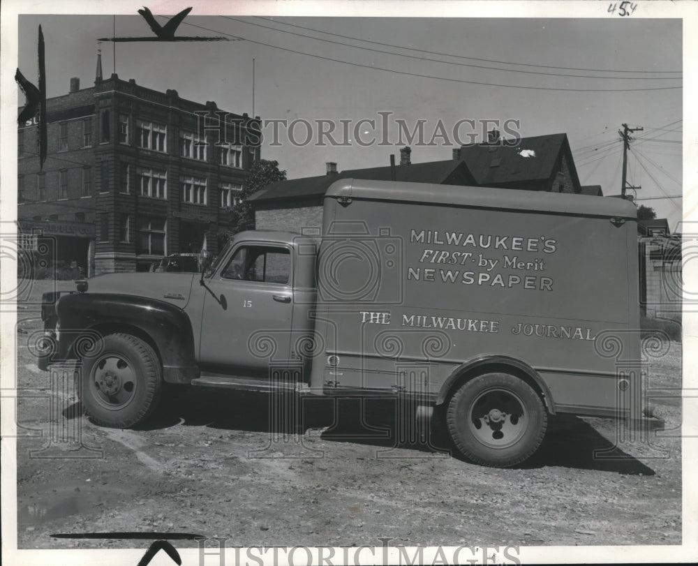 1951 Press Photo A new GMC truck purchased for use by the Milwaukee Journal.  - Historic Images