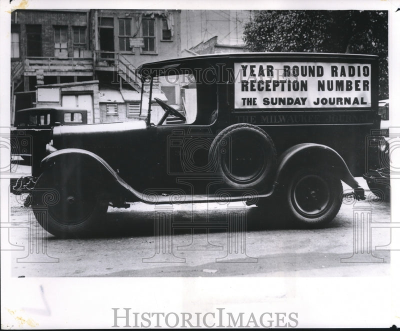 Load image into Gallery viewer, 1929 Press Photo A Milwaukee Journal Delivery Truck - mjb28773
