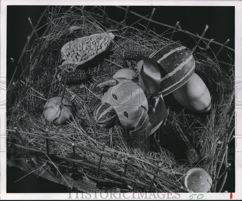 1949 Press Photo Marion Brown made this pig out of gourds; Milwaukee, Wisconsin