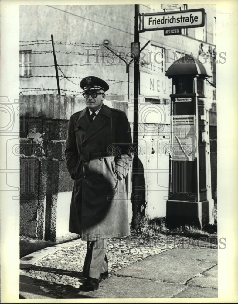 1961 Press Photo Barry Goldwater walks beside the Berlin Wall in West Berlin- Historic Images