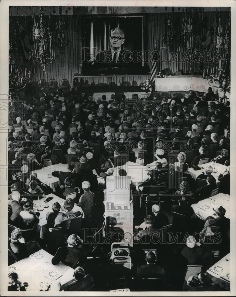 1964 Press Photo Senator Barry Goldwater Republican Dinner at Pfister Hotel