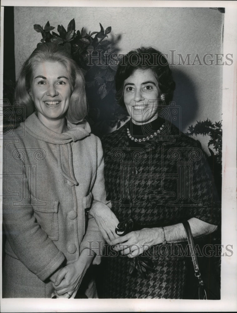 1964 Press Photo Mrs. Scott Carpenter and Mrs. John Glenn at O'Hare Airport