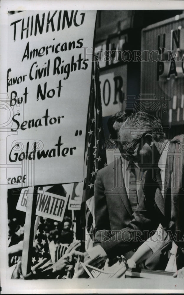 1964 Press Photo Barry Goldwater shaking hands and being attacked, San Diego- Historic Images