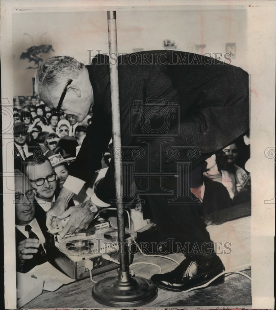1964 Press Photo Senator Barry Goldwater stops to help a newsman fix a recorder- Historic Images