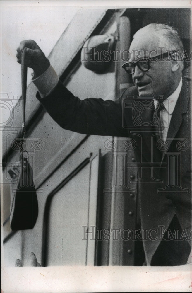1964 Press Photo A purse was handed to Senator Barry Goldwater, Illinois