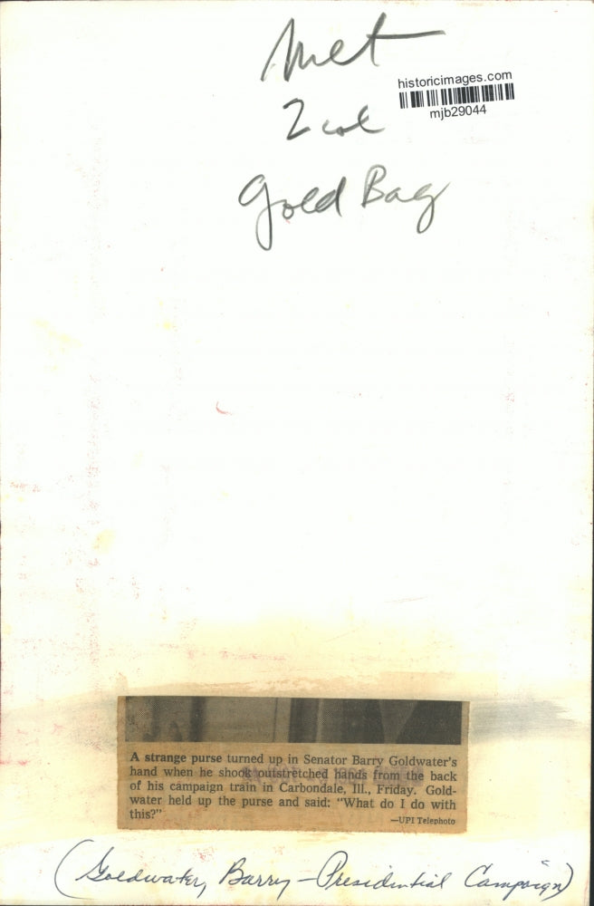 1964 Press Photo A purse was handed to Senator Barry Goldwater, Illinois