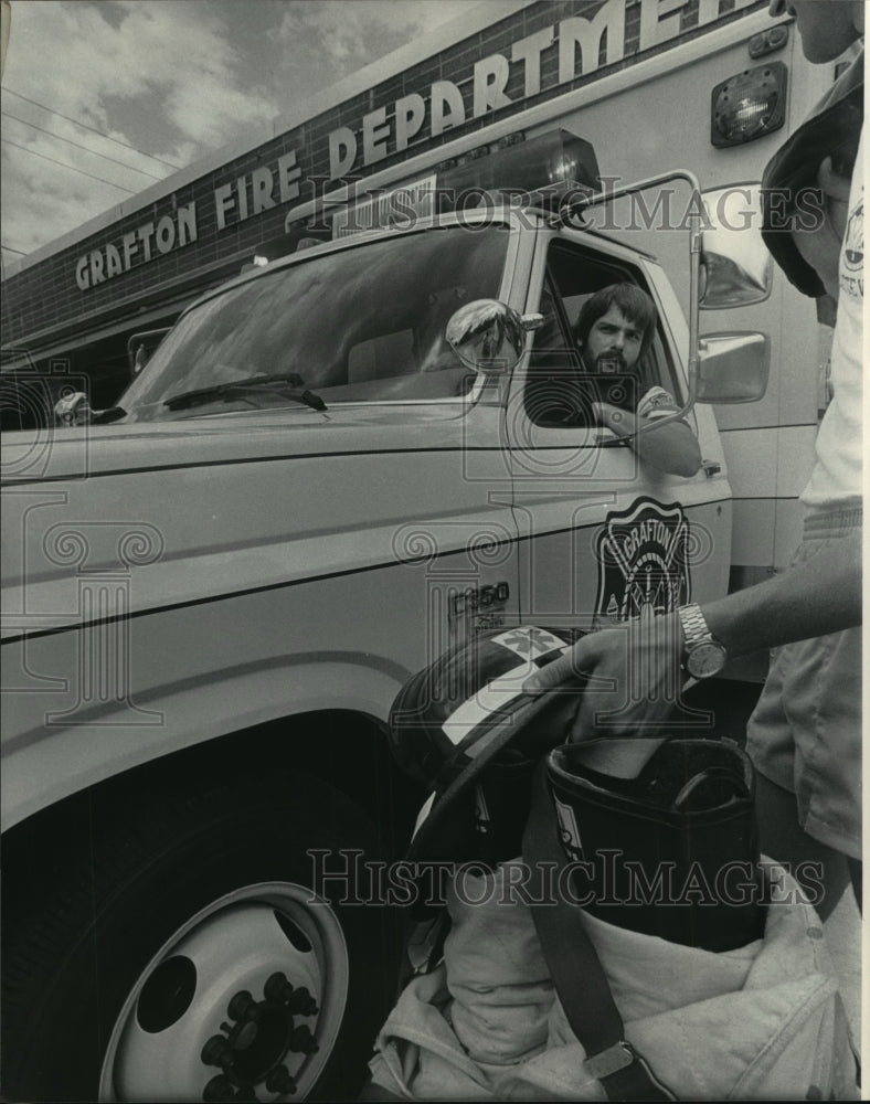 Load image into Gallery viewer, 1985 Press Photo Practice Run for Rescue Vehicle in Grafton, Wisconsin
