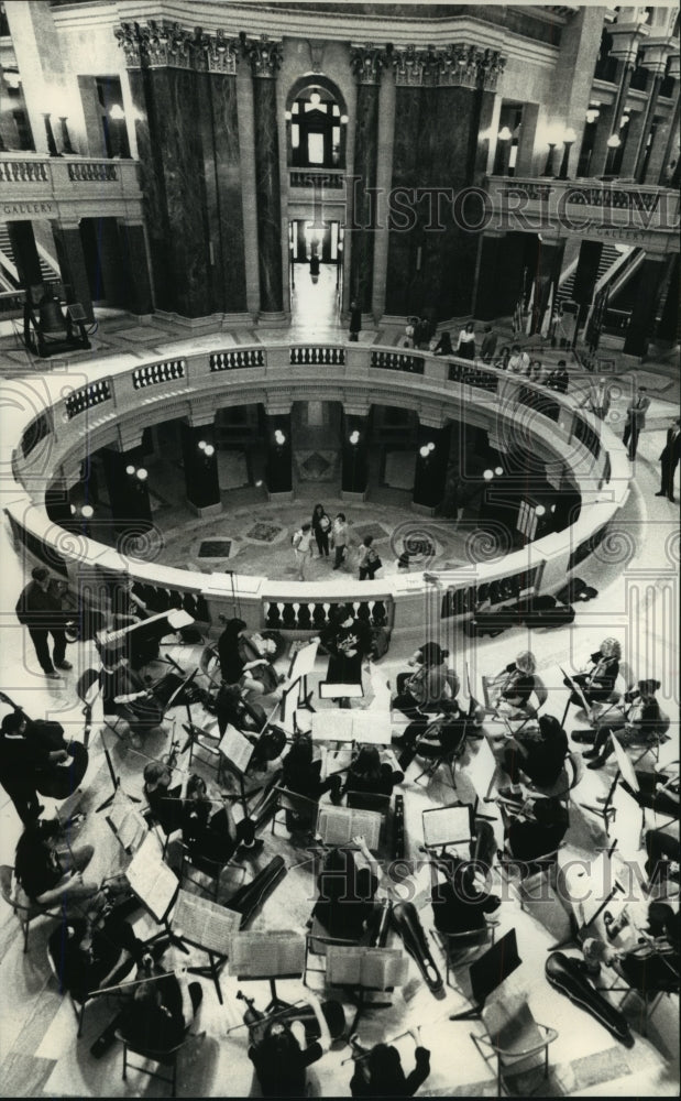 1991 Press Photo Glen Hills Middle School orchestra, Capitol rotunda, Wisconsin.- Historic Images