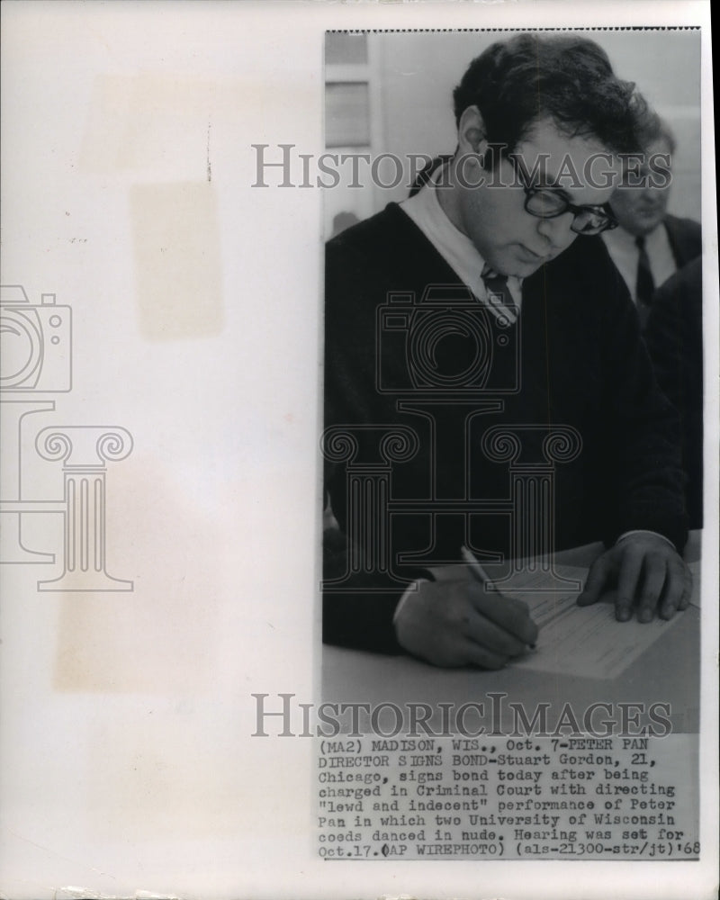 1968 Press Photo Stuart Gordon Signs Bond After Being Charged In Madison- Historic Images