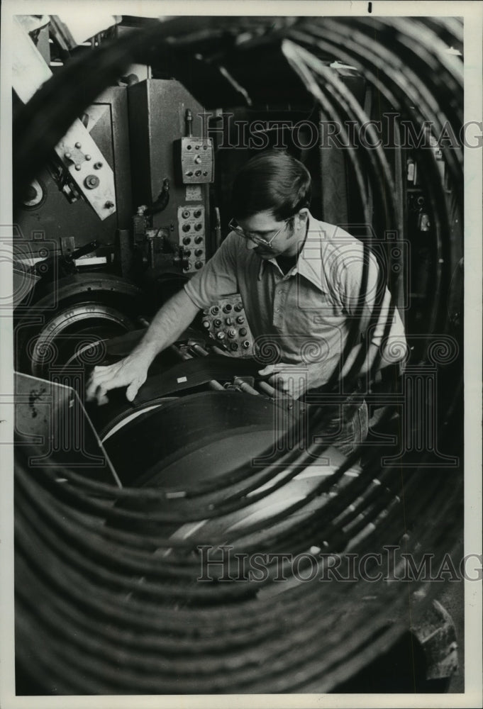 Load image into Gallery viewer, 1982 Press Photo Man Builds Radial Tire at Goodyear Tire &amp; Rubber Company
