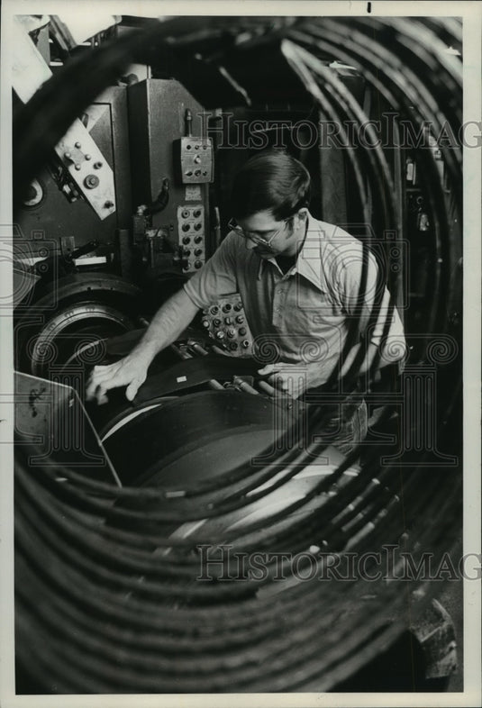 1982 Press Photo Man Builds Radial Tire at Goodyear Tire & Rubber Company