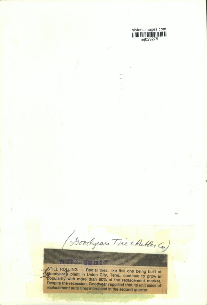 1982 Press Photo Man Builds Radial Tire at Goodyear Tire & Rubber Company