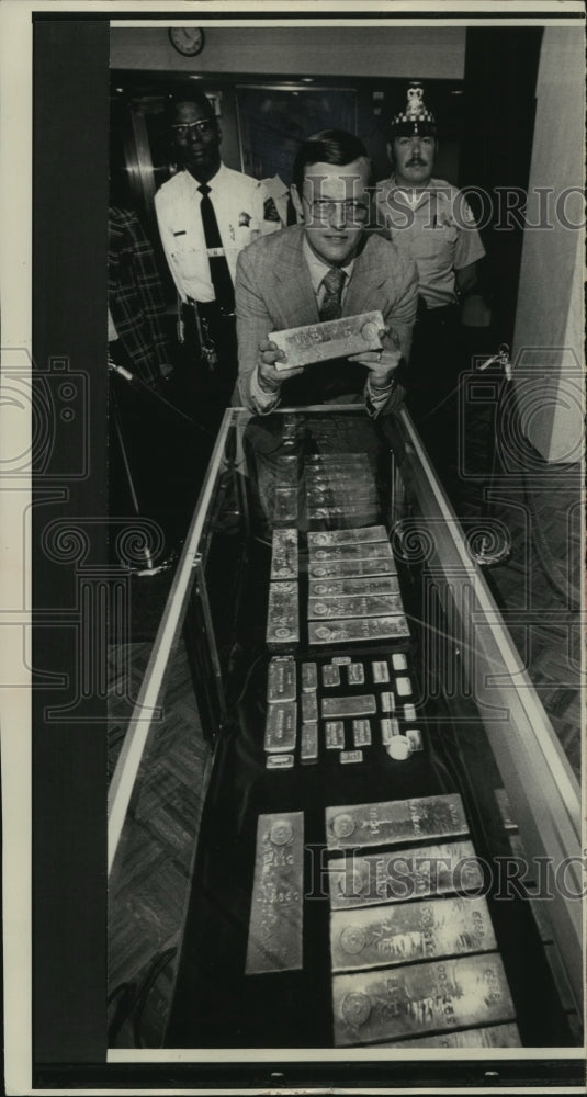 1975 Press Photo James Little, senior vice president of National Bank- Historic Images