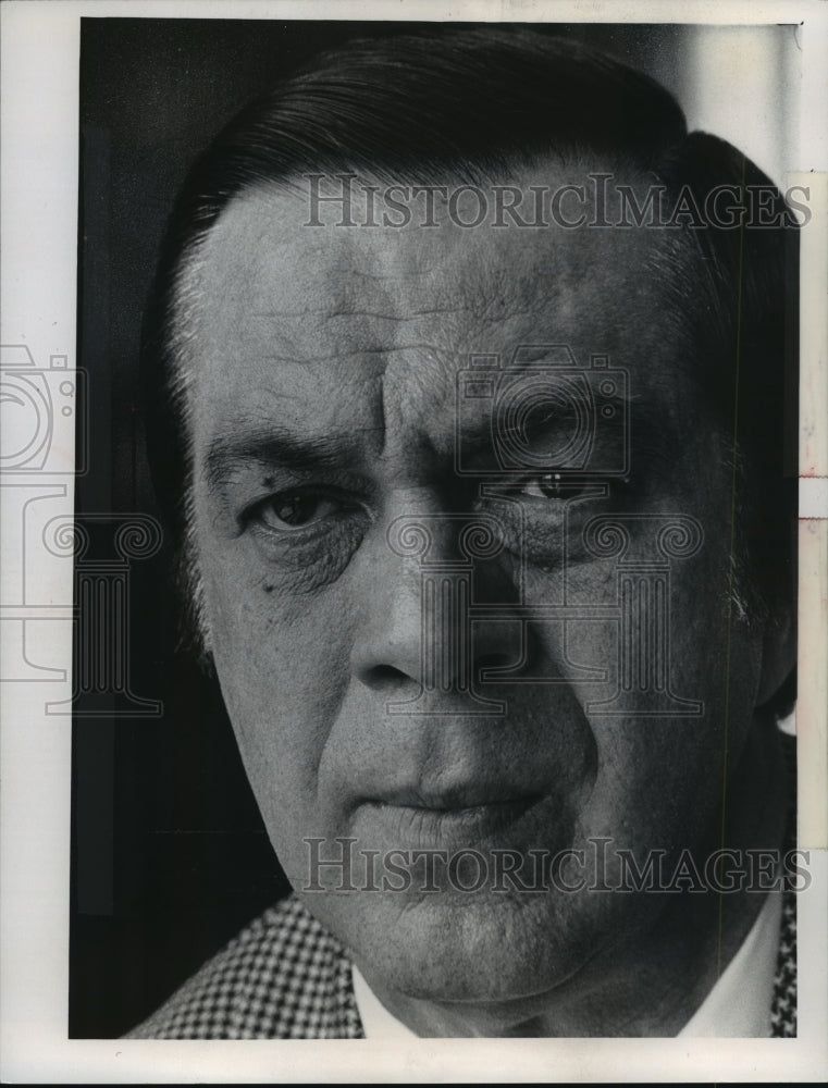 1974 Press Photo Richard Gousha, school superintendent in his office, Milwaukee.